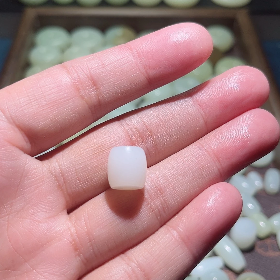 记***淡和田玉未镶嵌颈饰