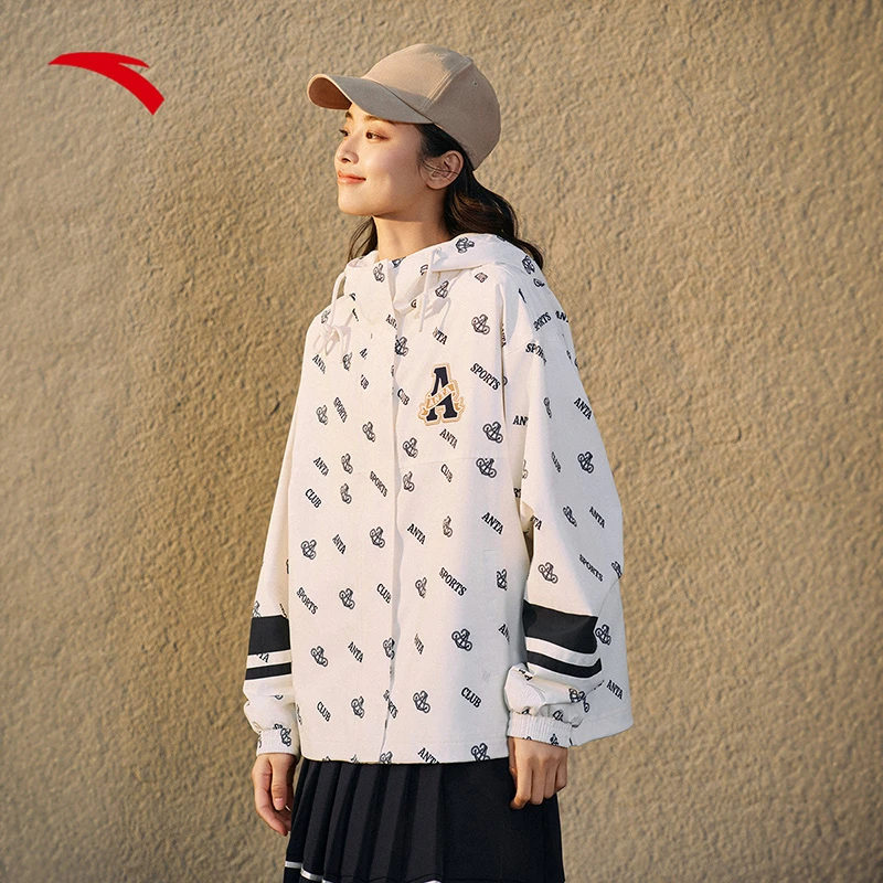 安踏梭织薄外套女子新款时尚宽松休闲印花运动连帽风衣外套