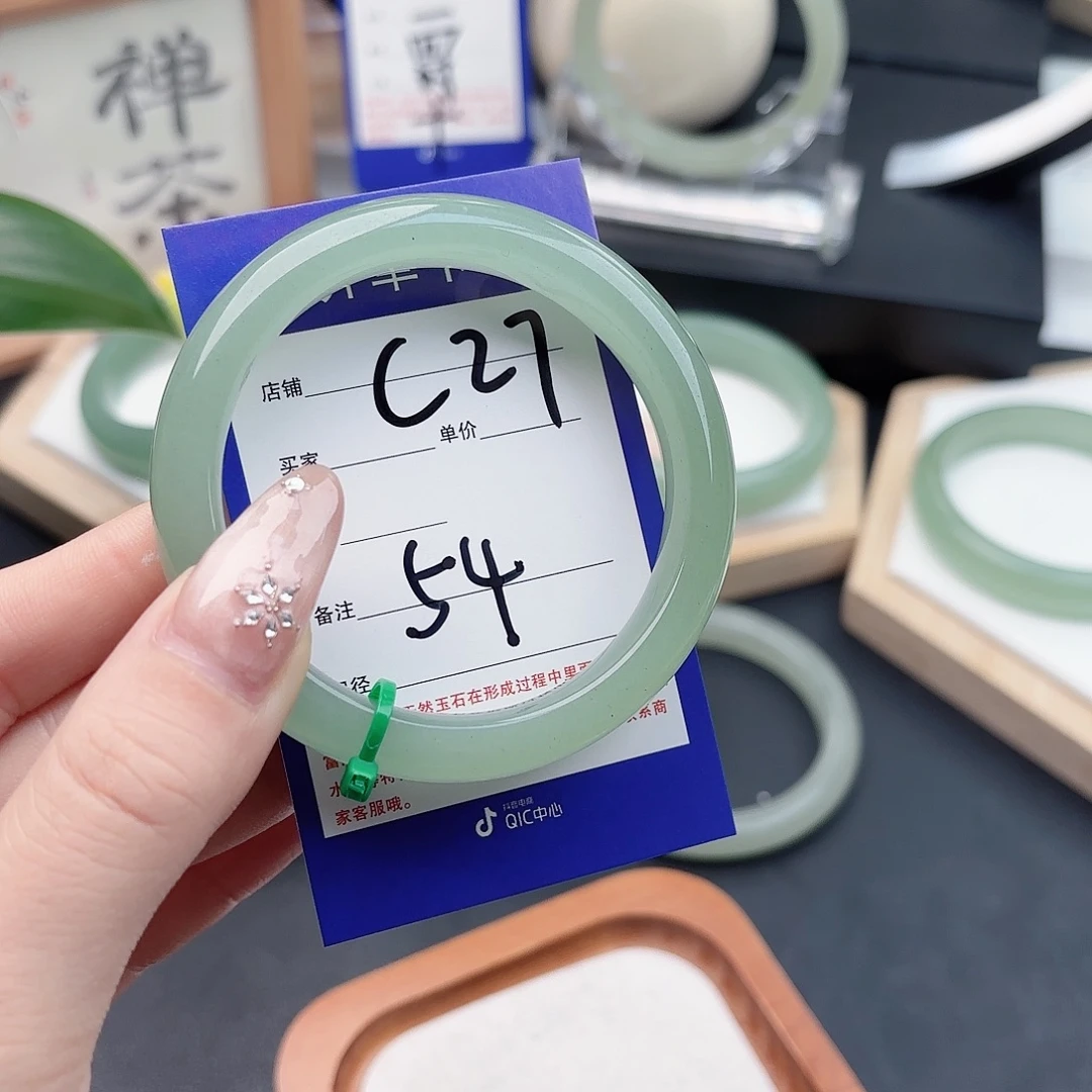 跟***玩石英质玉未镶嵌手镯