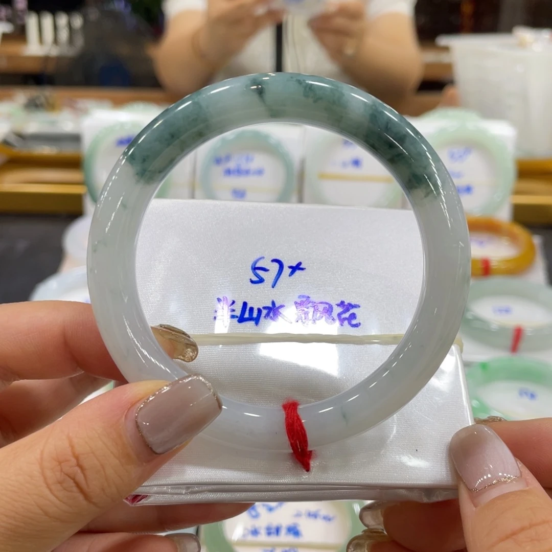 翡翠手镯未镶嵌翡翠