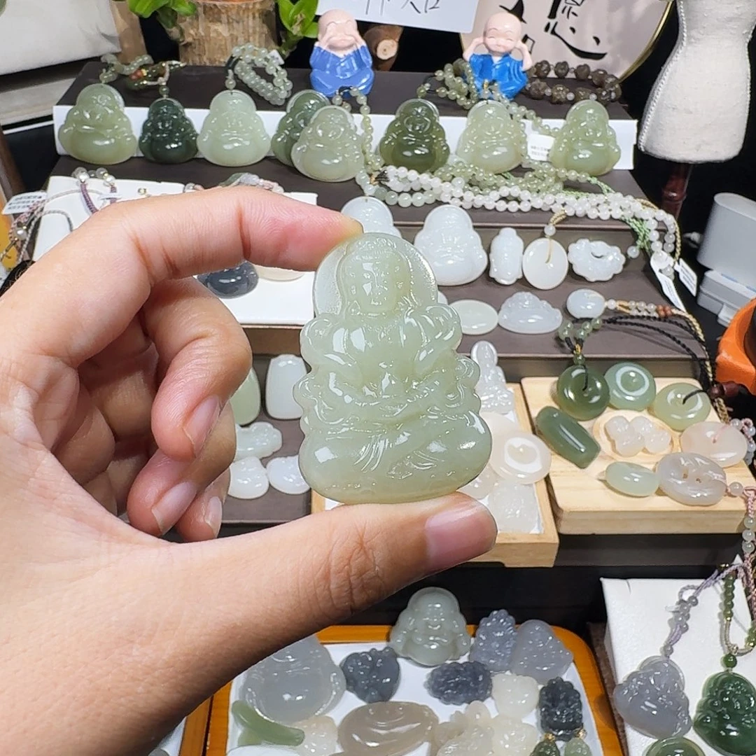 娜***者和田玉未镶嵌颈饰