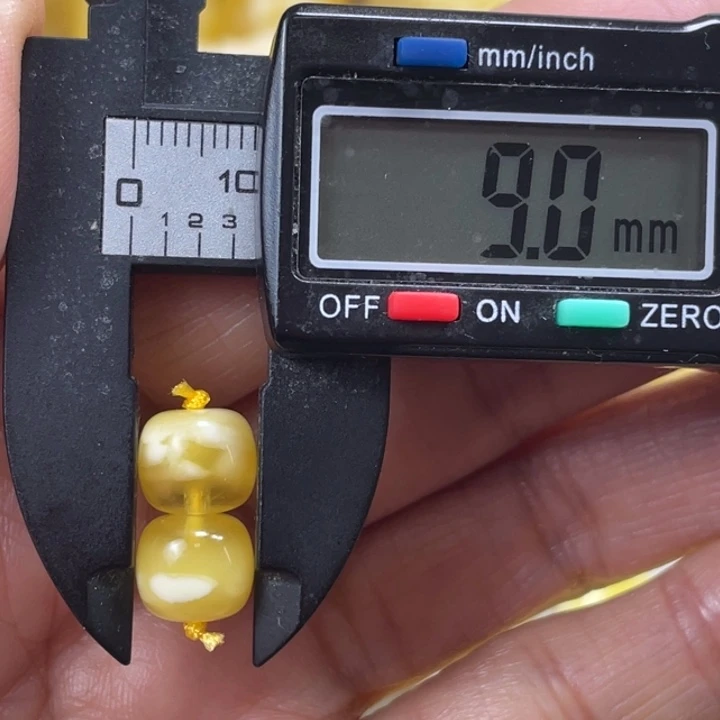 蜜蜡未镶嵌裸石50杂