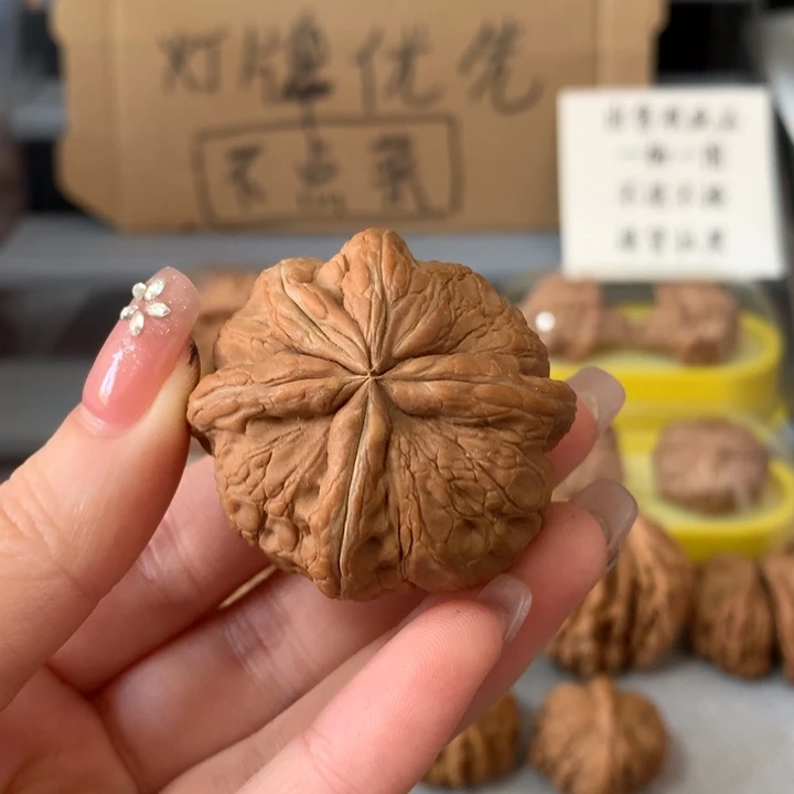 ও***地文玩核桃吊坠异形单只，有瑕疵