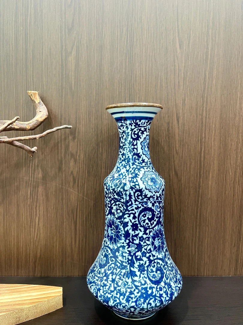 青花缠枝莲瓶