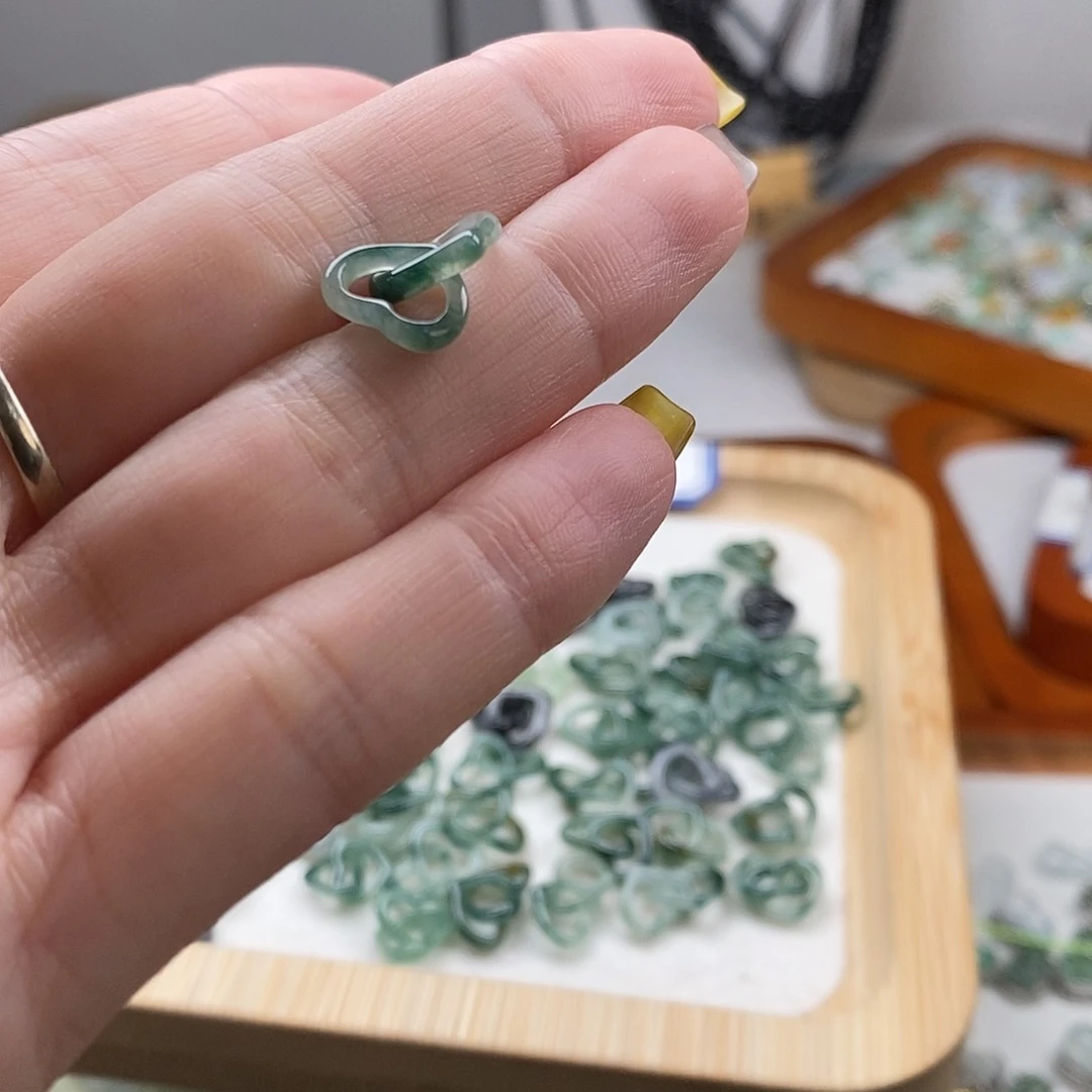 翡翠颈饰未镶嵌P***a环环相扣