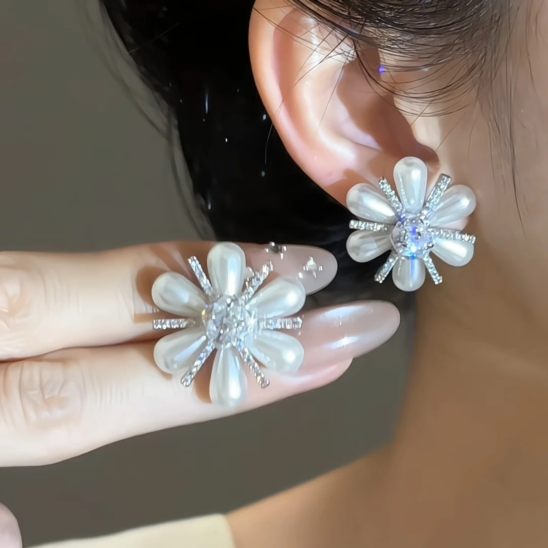 铜合金仿珍珠耳饰 轻奢气质珠珠五瓣花 时尚百搭法式简约优雅耳钉