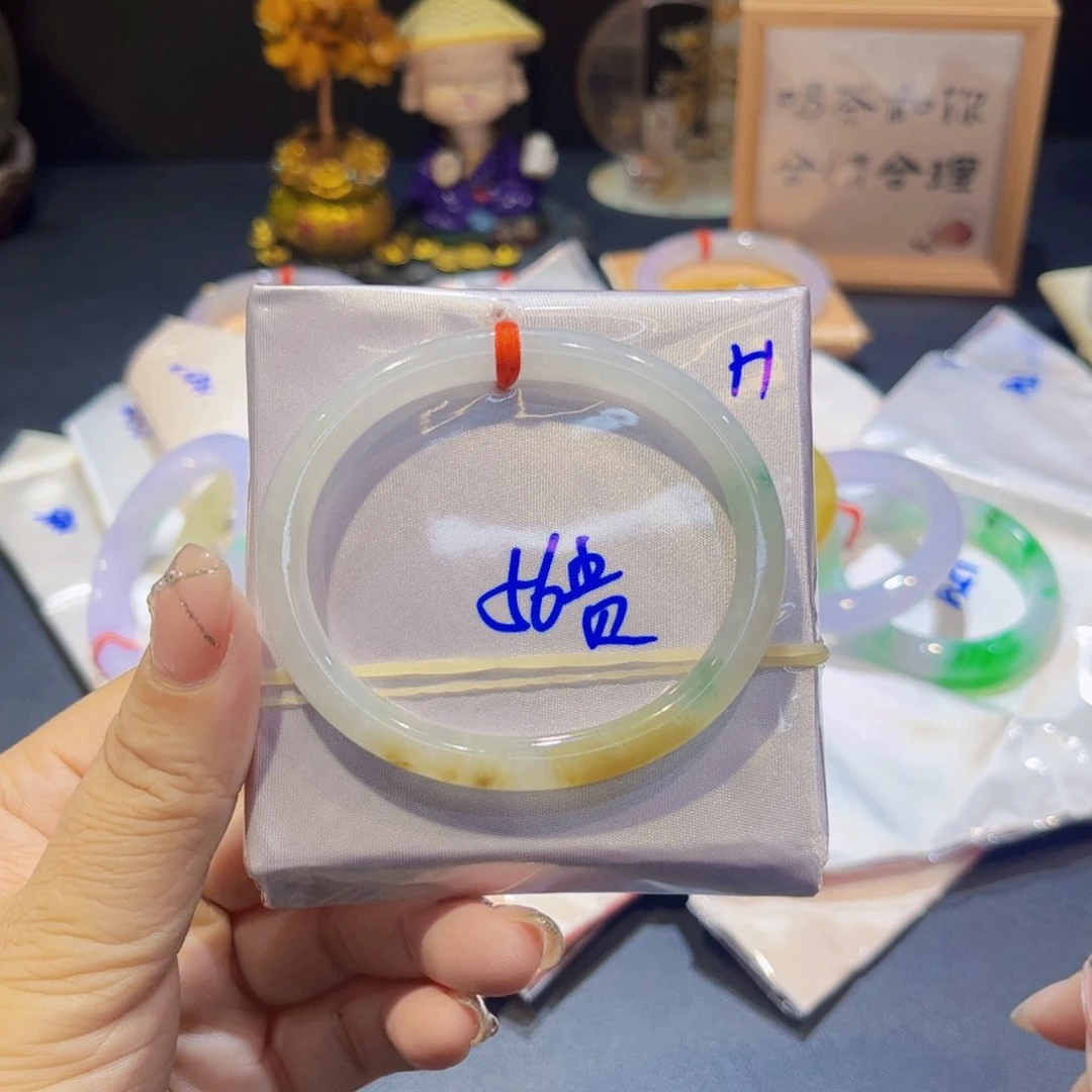翡翠手镯未镶嵌翡翠手镯