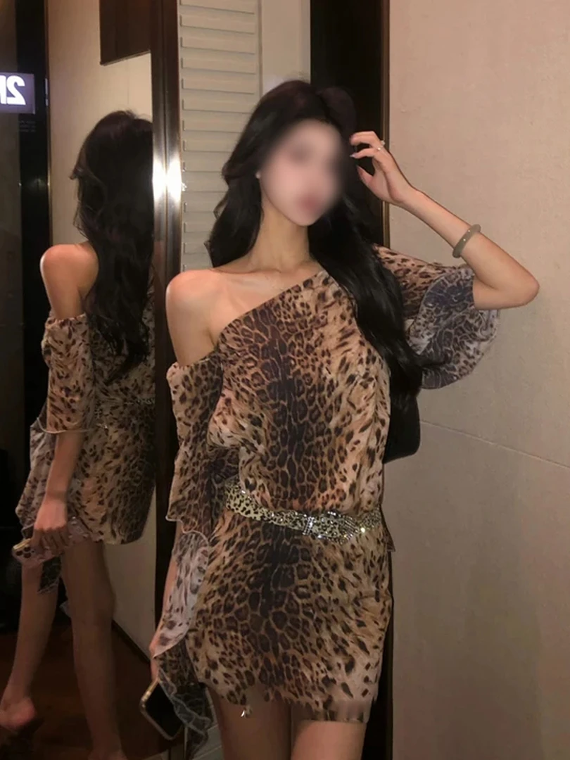 X9472新款纯欲辣妹性感豹纹印花斜裁荷叶边袖御姐设计感低腰短裙