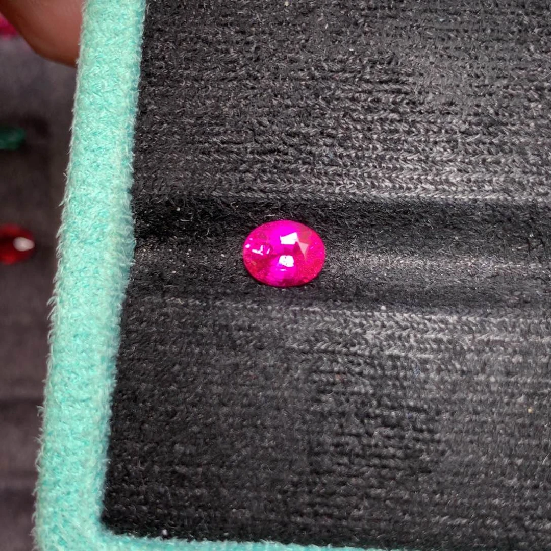 兔***子蓝宝石裸石未镶嵌超级热粉无烧1.71ct