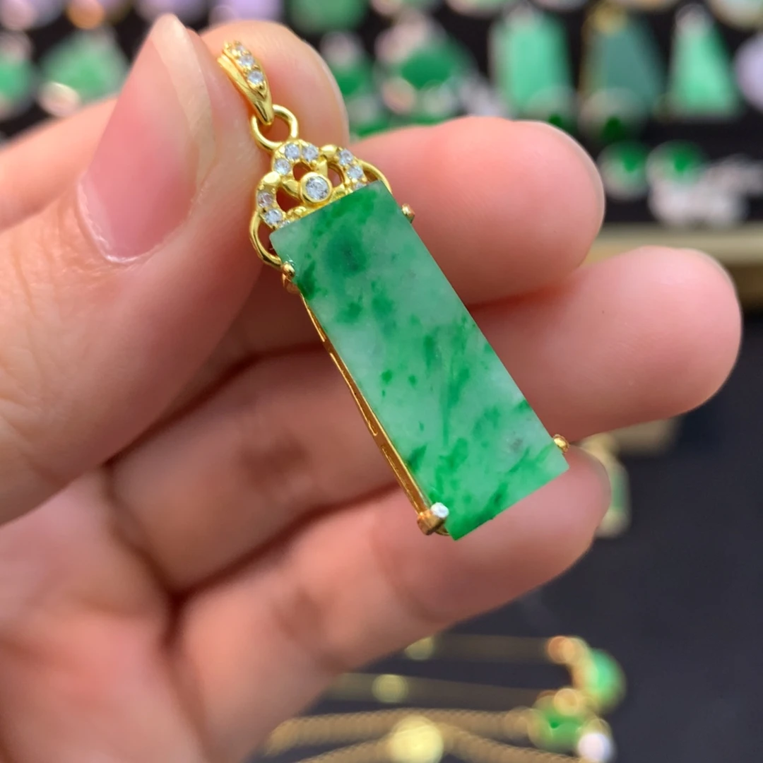 翡翠未镶嵌颈饰无事牌