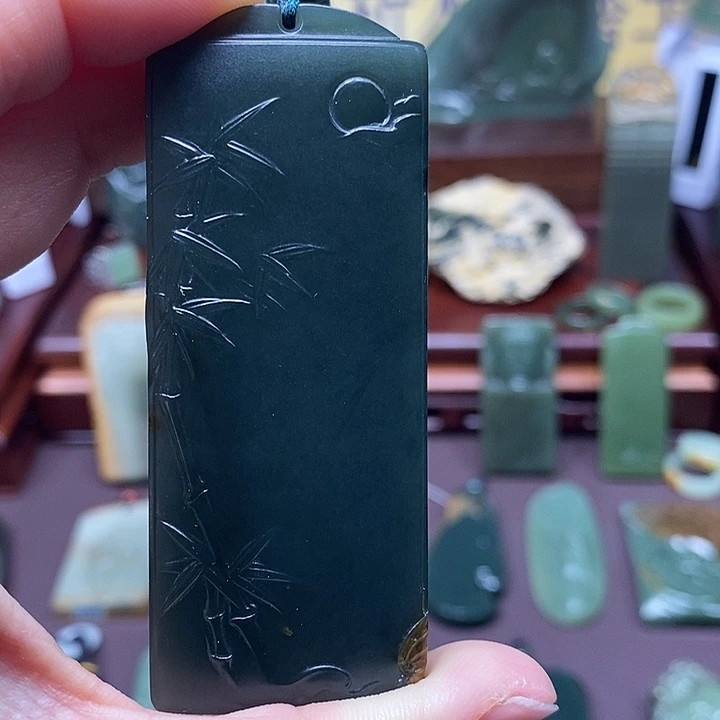 岫岩河磨玉（透闪石质玉）析木未镶嵌山*