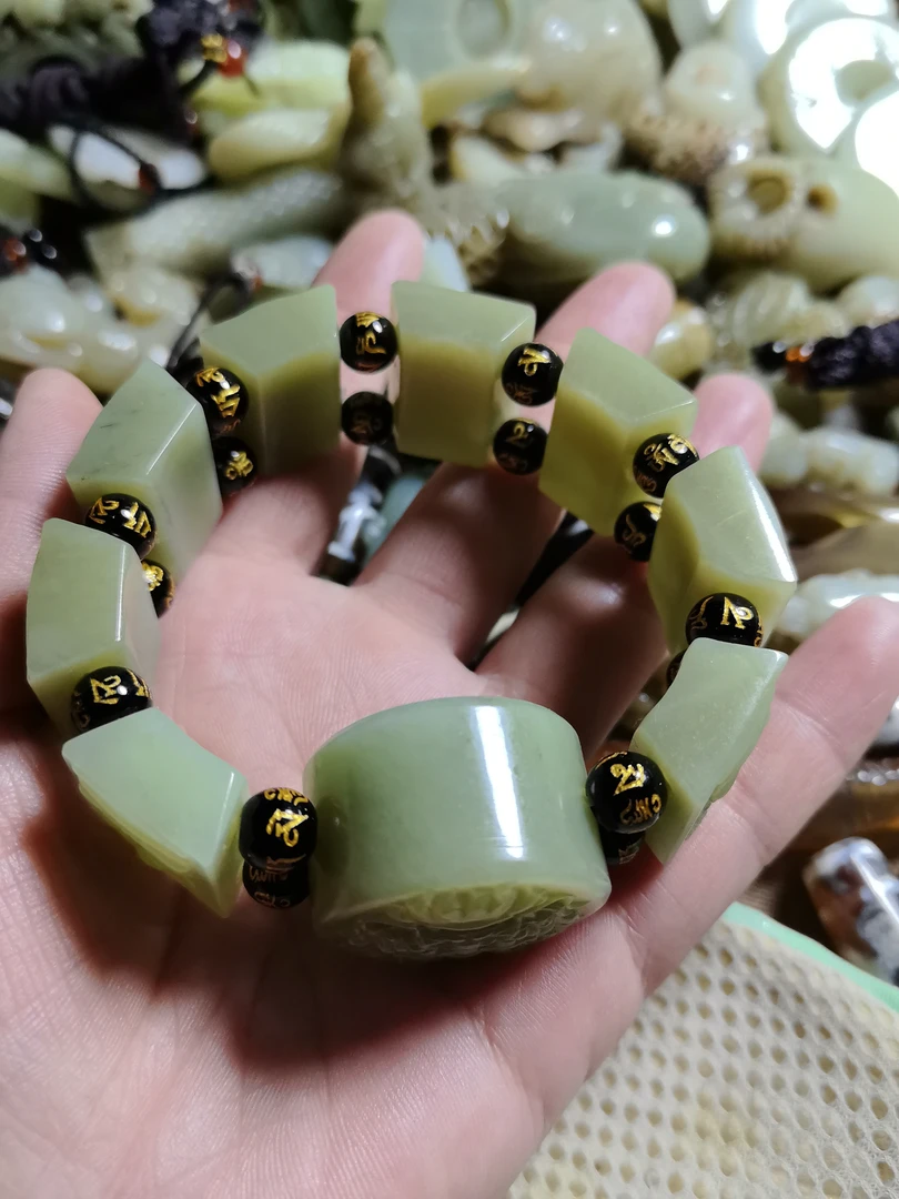 和田玉材质的手牌