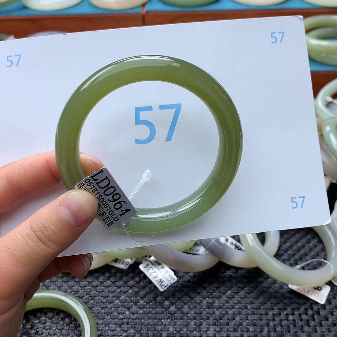 ღ***夏和田玉未镶嵌手镯