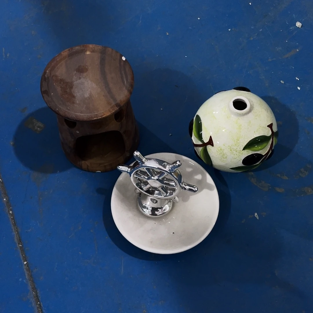 摆件拂*  磕碰。 封釉。