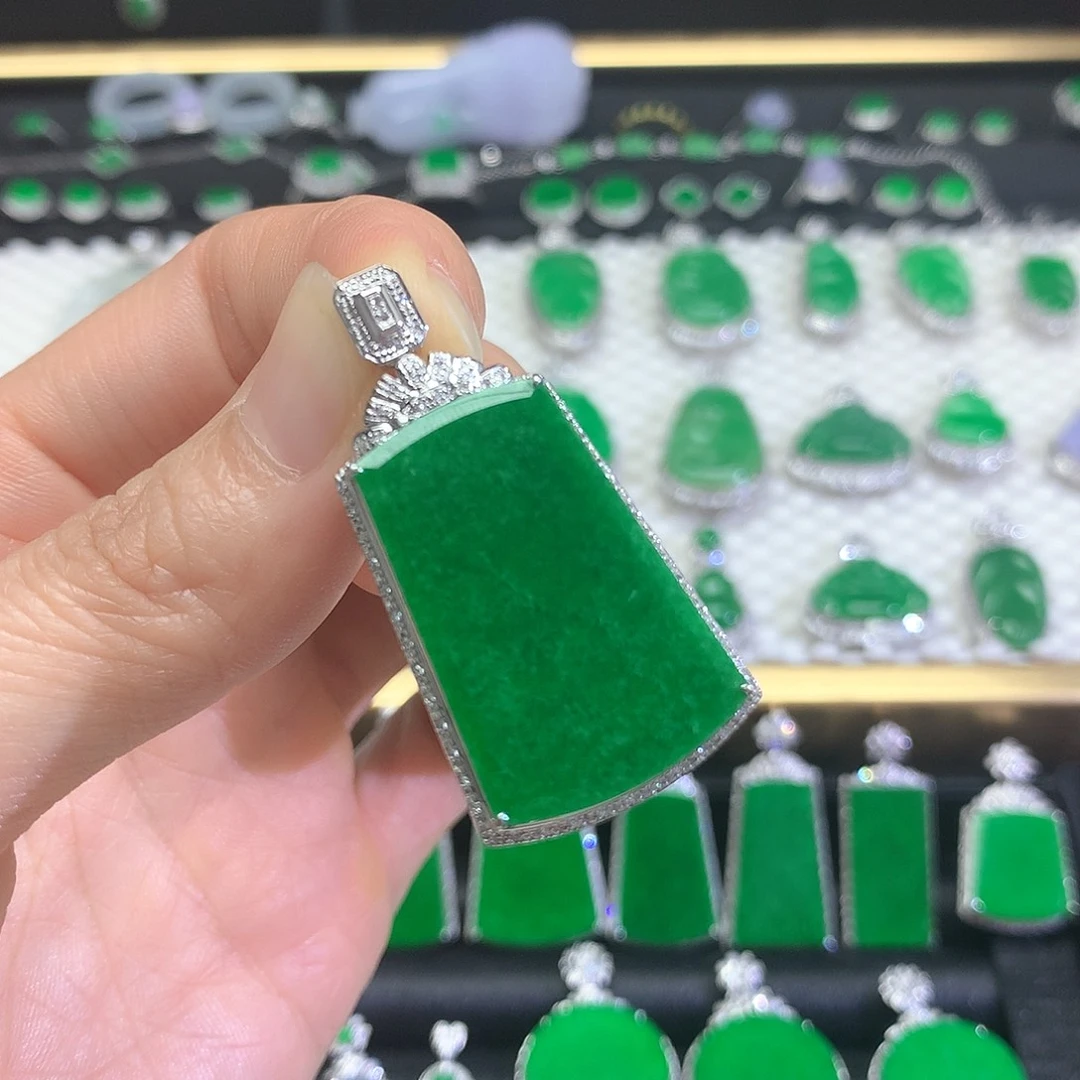 颈饰18K金镶嵌翡翠吊坠