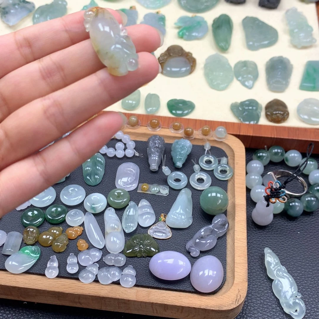 翡翠未镶嵌颈饰松鼠