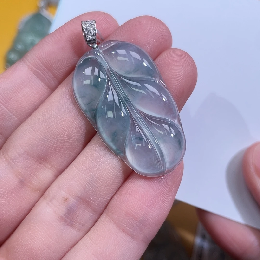 朱***力翡翠18K金镶嵌颈饰叶子