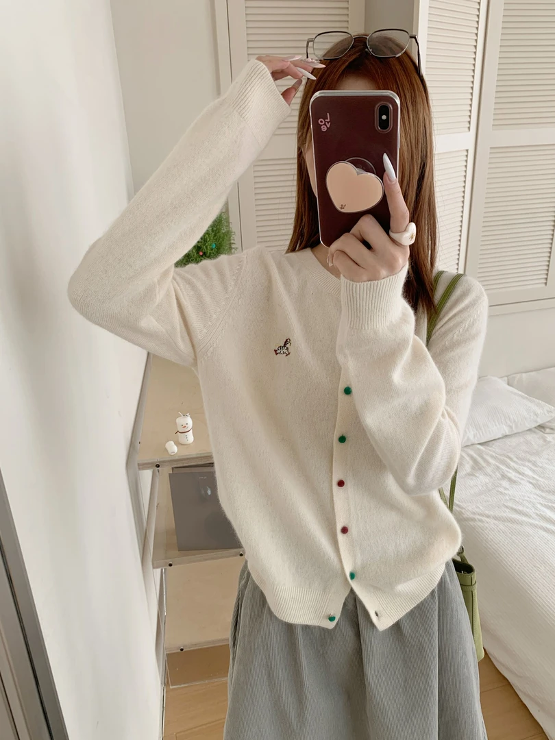 【玥玥家】不可机洗-柔软保暖-蜜熊绒刺绣圆领百搭显瘦长袖针织衫