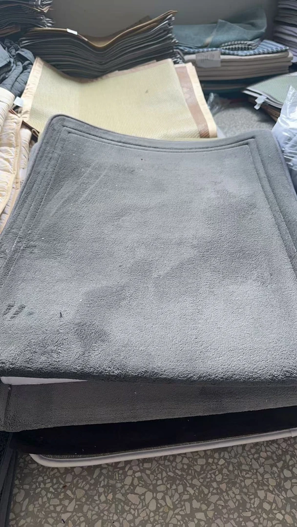 《兵哥外贸》3楼60*150杂款防滑加绒地垫 发一张 微瑕疵