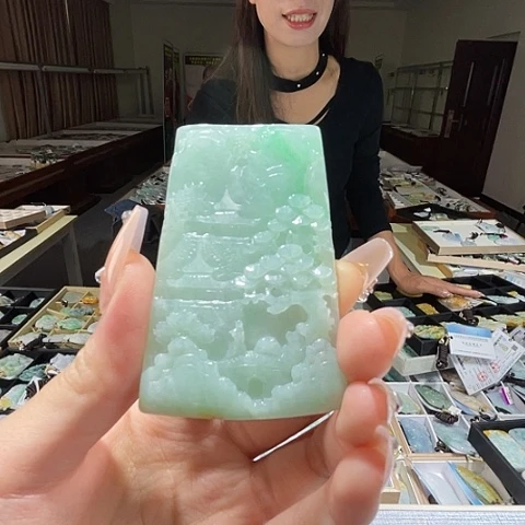 翡翠未镶嵌颈饰一个