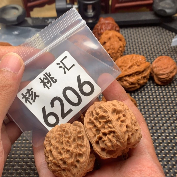 文玩核桃吊坠野牛