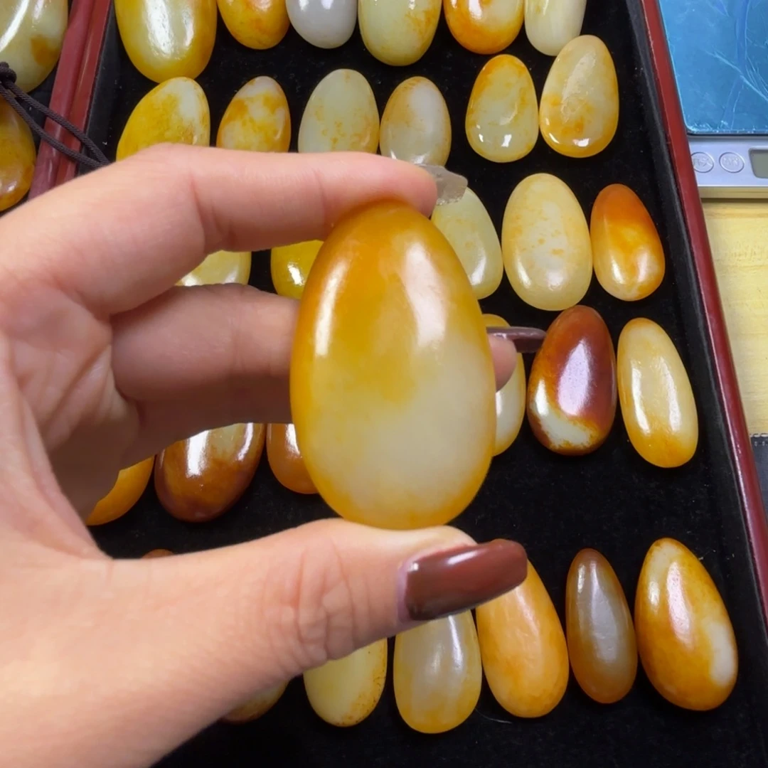 O***人和田玉未镶嵌颈饰