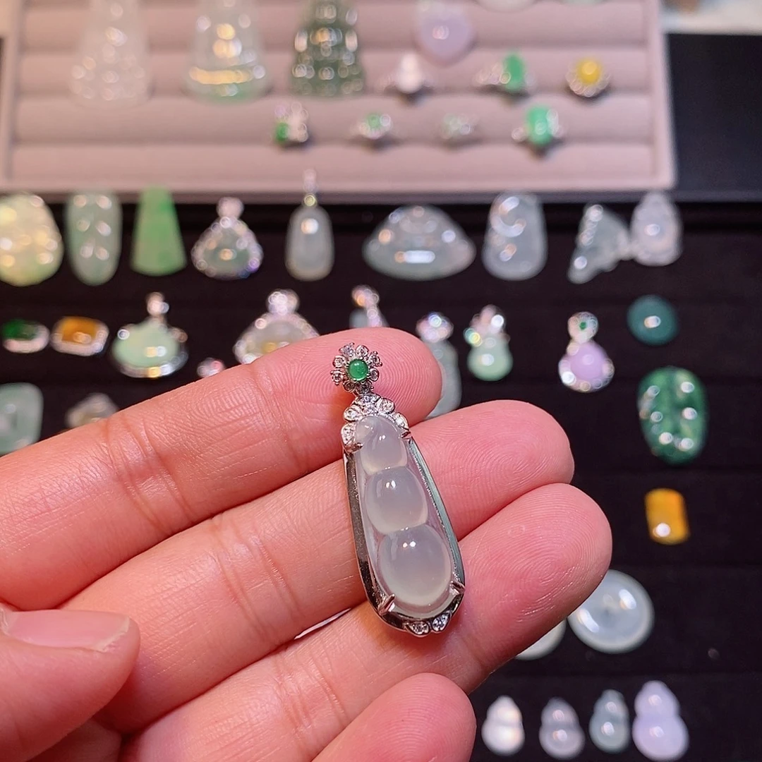 翡翠银S925镶嵌颈饰福豆