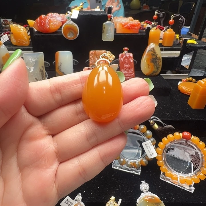 未镶嵌石英质玉（黄龙玉）颈饰