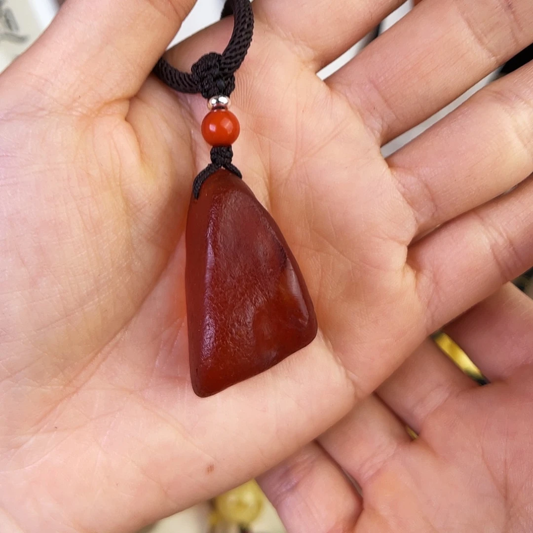 琥珀珠宝奇石未镶嵌。