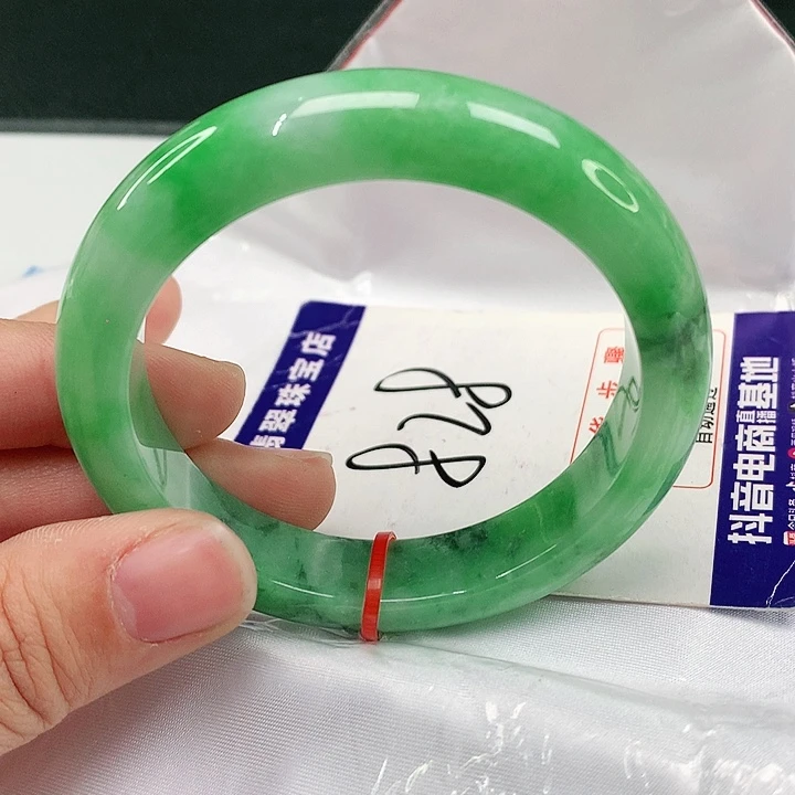 翡翠手镯未镶嵌翡翠