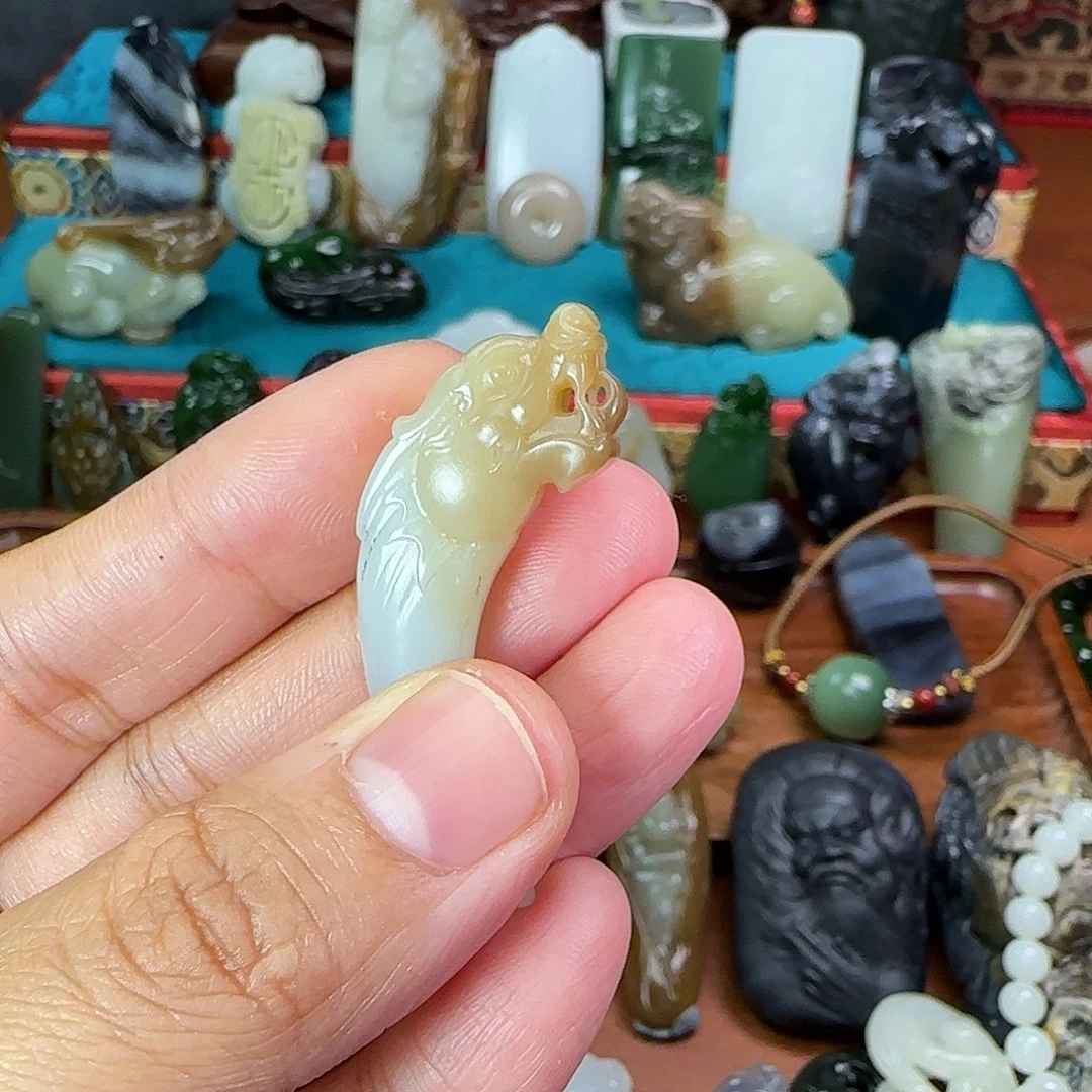 和田玉颈饰未镶嵌吹****?