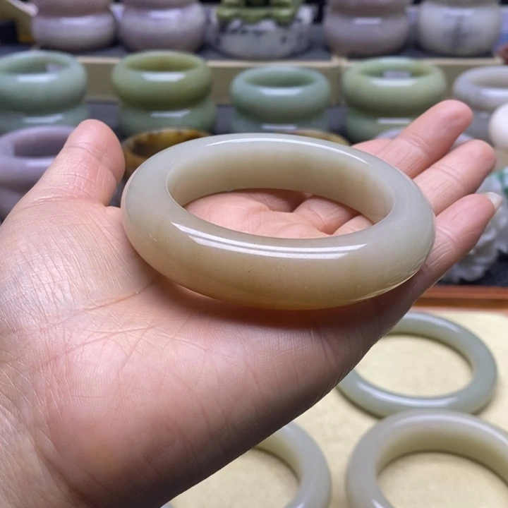 石英质玉未镶嵌手镯