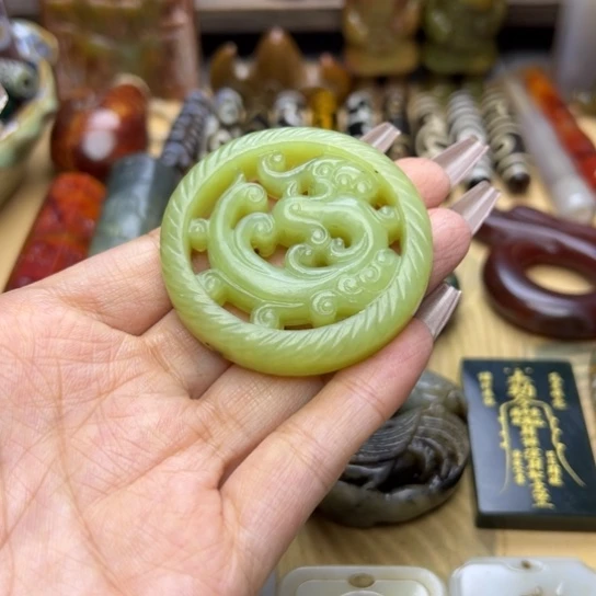 蛇纹石玉未镶嵌颈饰