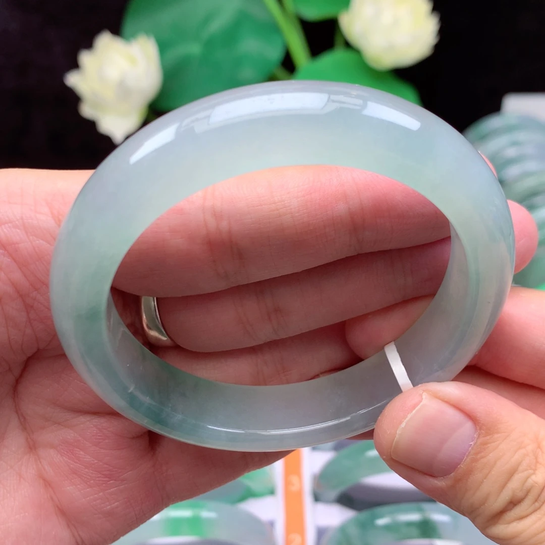 翡翠手镯未镶嵌冰花