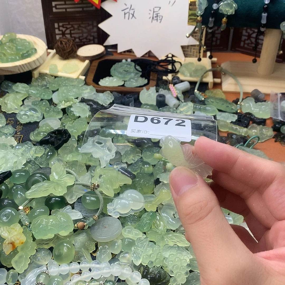 乐***.蛇纹石玉未镶嵌颈饰
