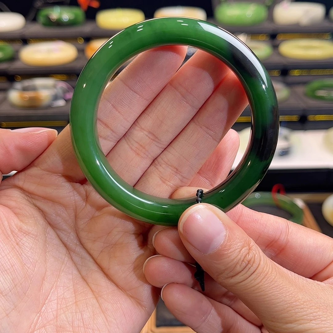 和田玉未镶嵌手镯红皮老料辣绿