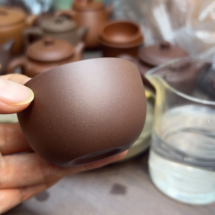 紫砂茶壶紫泥杯子。