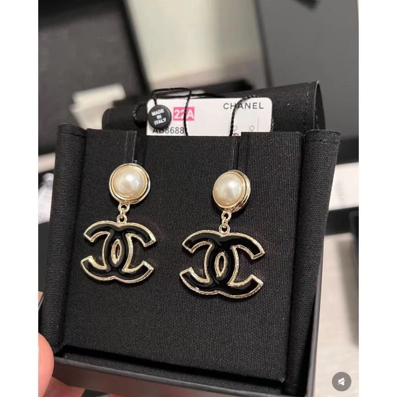 95新 Chanel/香奈儿  黑色珐琅双C珍珠耳钉 16384481
