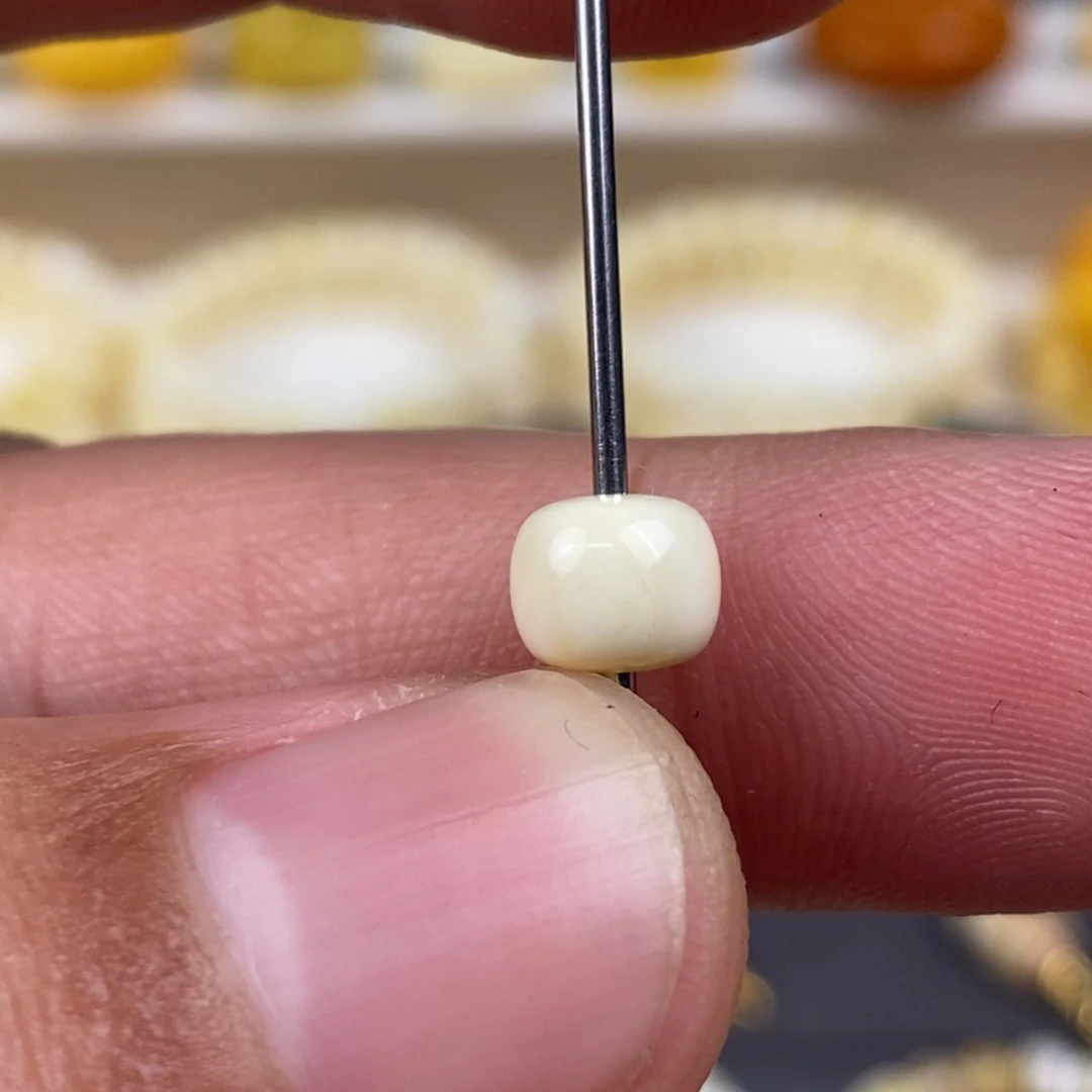 琥珀裸石未镶嵌天***K配饰