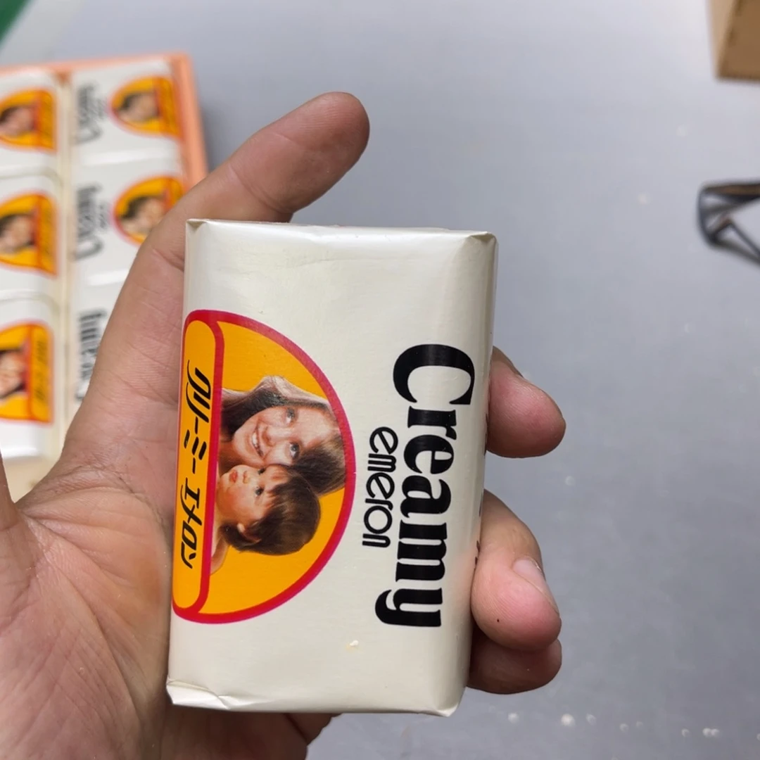 瓷片密密麻麻地铺满一