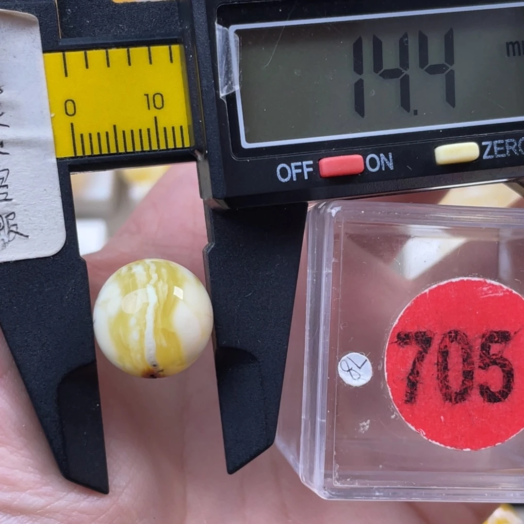 蜜蜡未镶嵌珠宝奇石