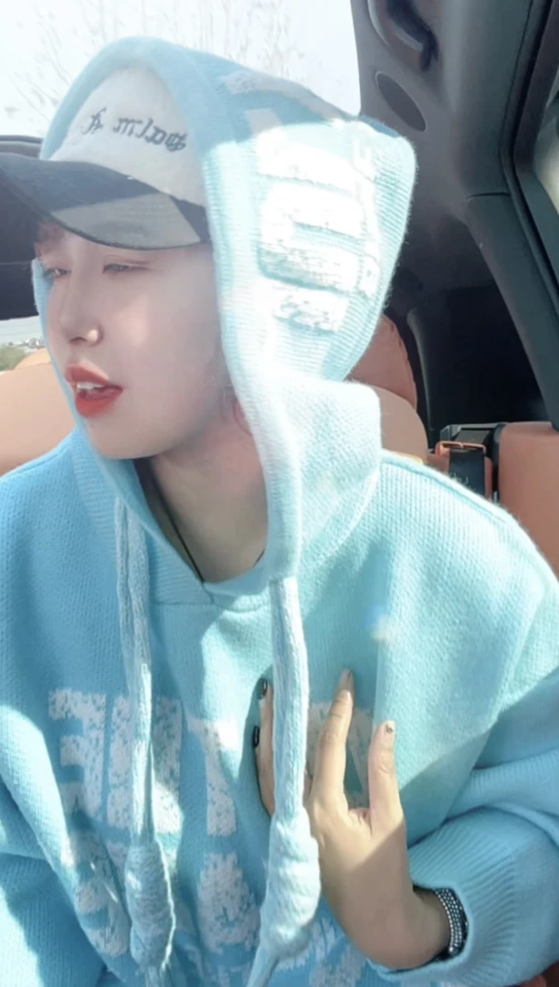 2025新款套头宽松型连帽蓝毛衣服装时尚英文女装秋冬