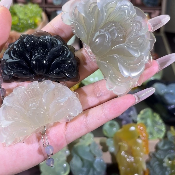 蛇纹石玉未镶嵌颈饰?****?随机发