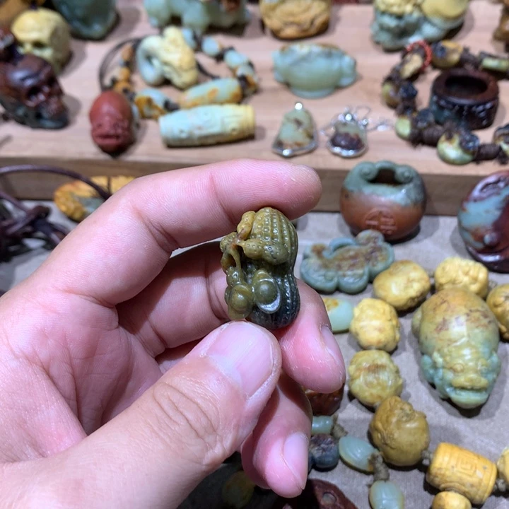 未镶嵌岫岩河磨玉（透闪石质玉）挂件