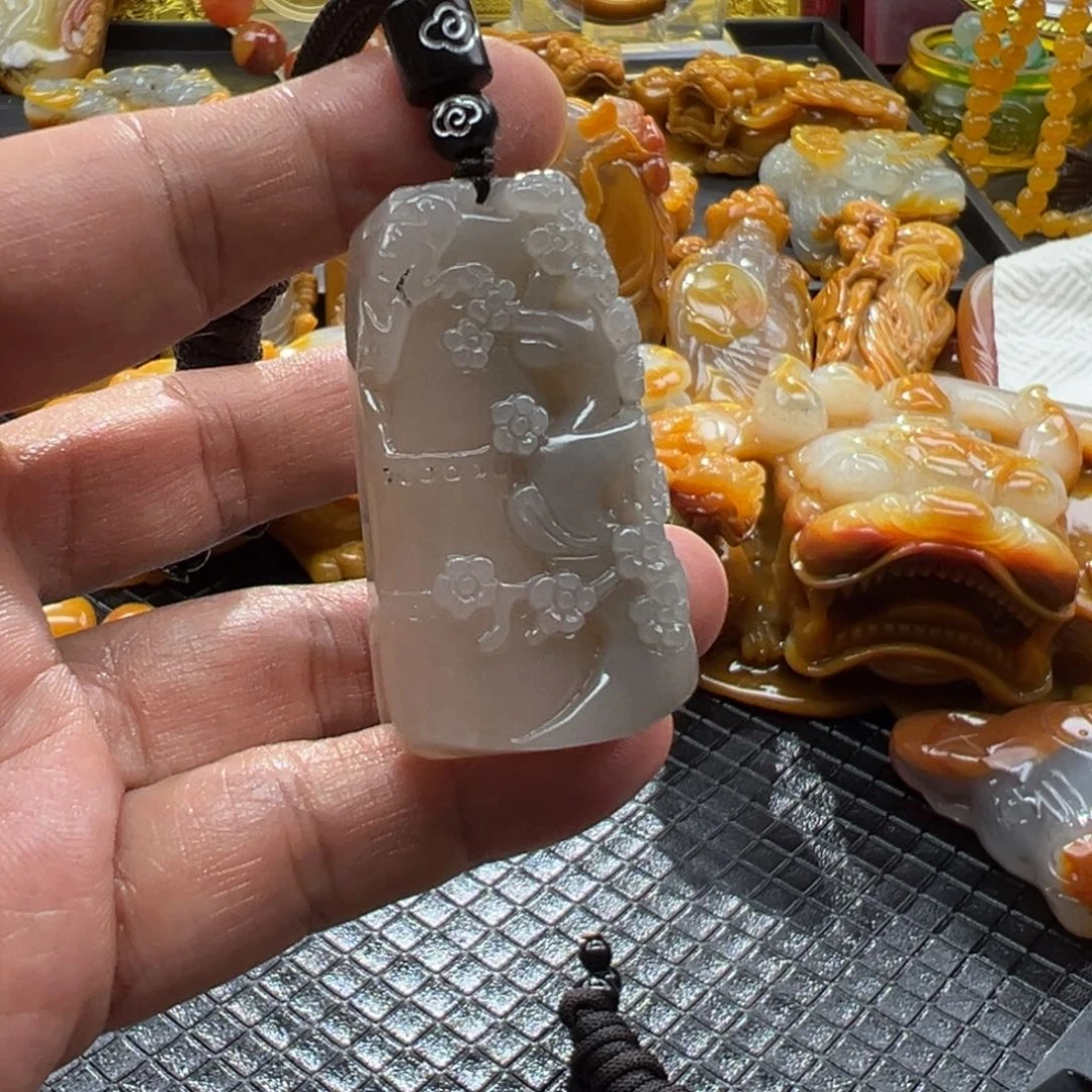颈饰未镶嵌石英质玉