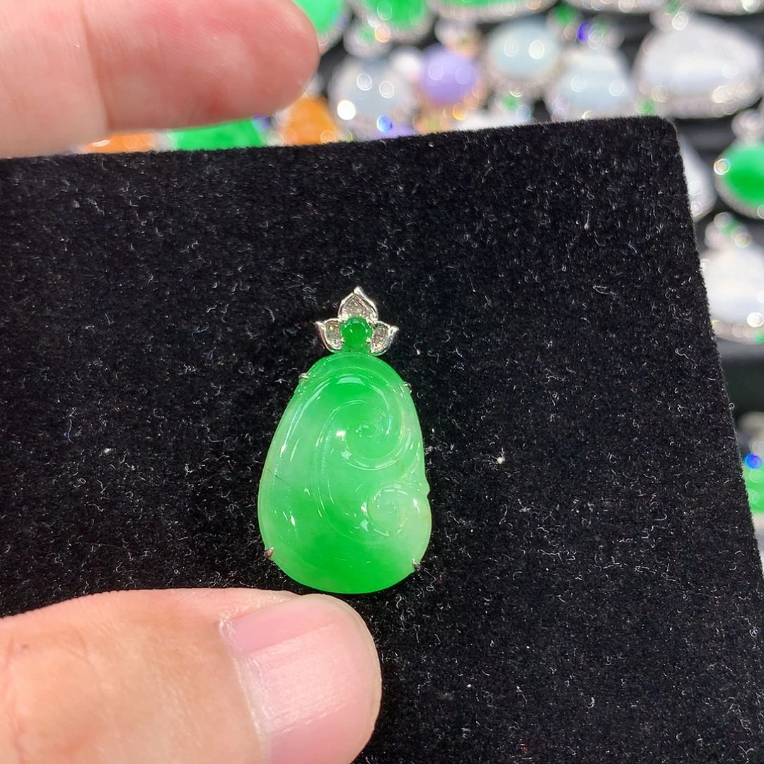 翡翠18K金镶嵌颈饰