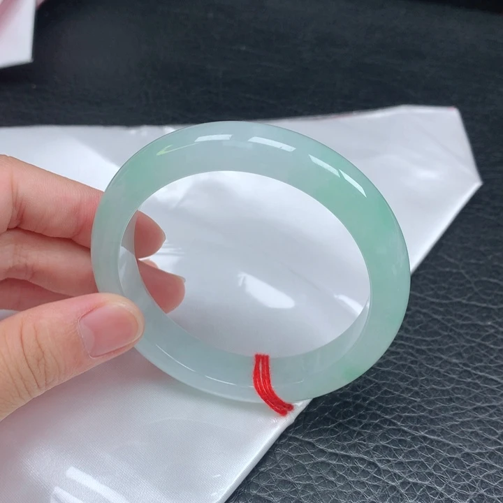 翡翠手镯未镶嵌。