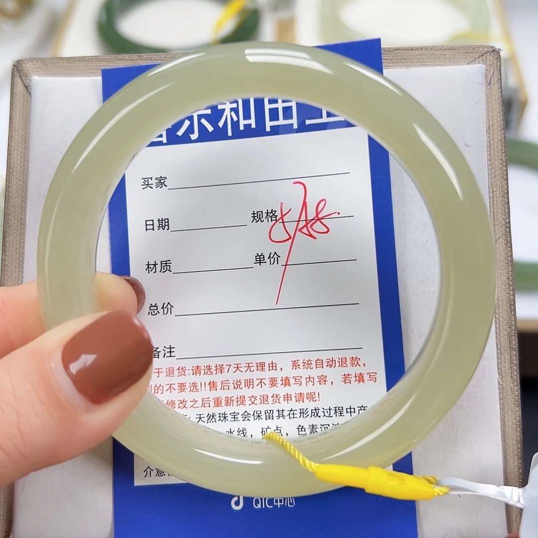 和田玉未镶嵌手镯