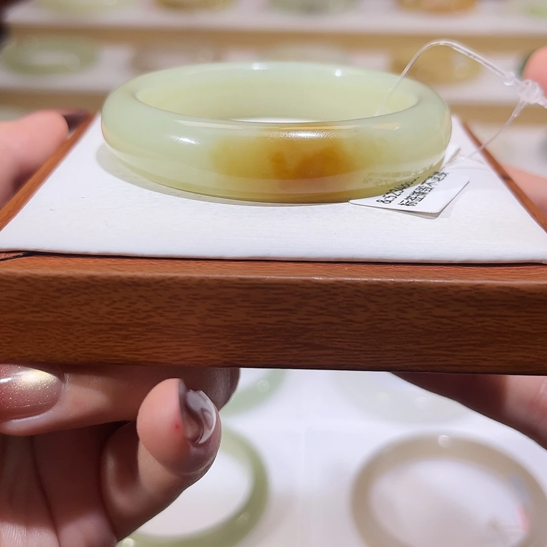 和田玉未镶嵌手镯一口糖