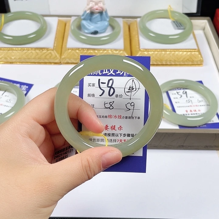 和田玉未镶嵌手镯
